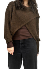 Pulover fluture negru, tricotat, cu umeri căzuți și bust amplu, ideal pentru ținute casual.