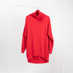 Pulover lung roșu cu guler înalt, margini rib și croială lejeră oversize.