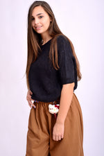 Pulover lejer cu mânecă scurtă și umeri căzuți, din amestec cu alpaca baby suri, purtat pe model.