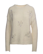 Pulover alb pufos cu detalii din paiete în formă de frunze