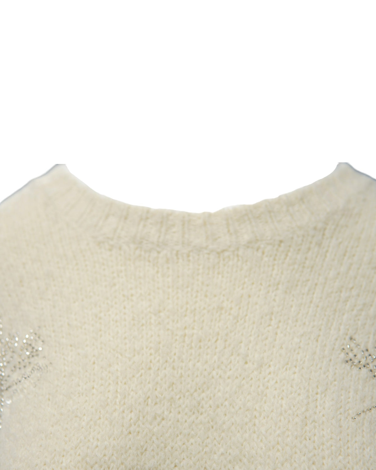 Detaliu guler pulover alb pufos cu frunze decorative din paiete