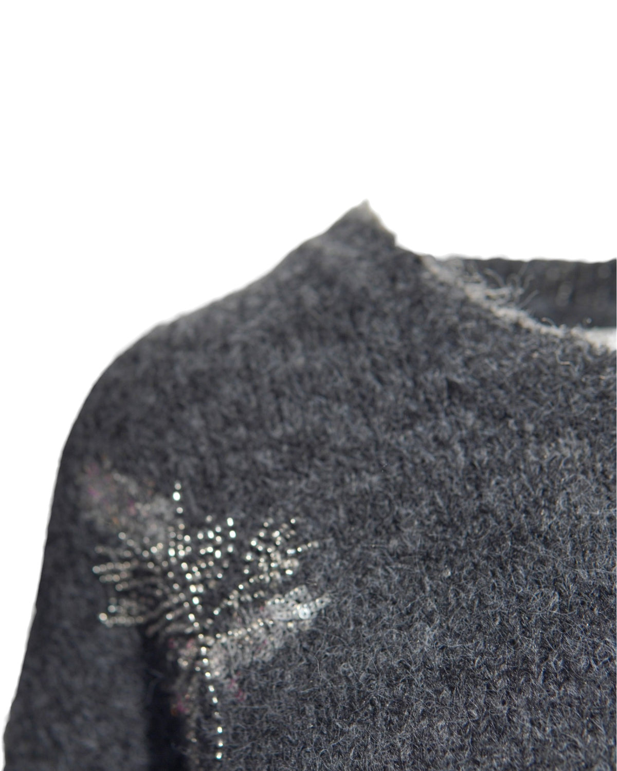 Detaliu guler pulover pufos cu frunze strălucitoare din paiete