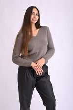 Pulover pufos gri cu decolteu în V și mâneci lungi, din amestec cu lână și alpaca, purtat pe model, vedere din față.