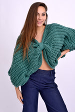 Pulover tricotat cu croială lejeră și mâneci lungi bufante.