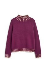 Detaliu tiv și manșete ale puloverului tricotat, cu inserții decorative în culoare contrast.