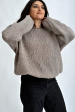Pulover damă tricotat gri, cu guler bărcuță, umeri căzuți și croială amplă.