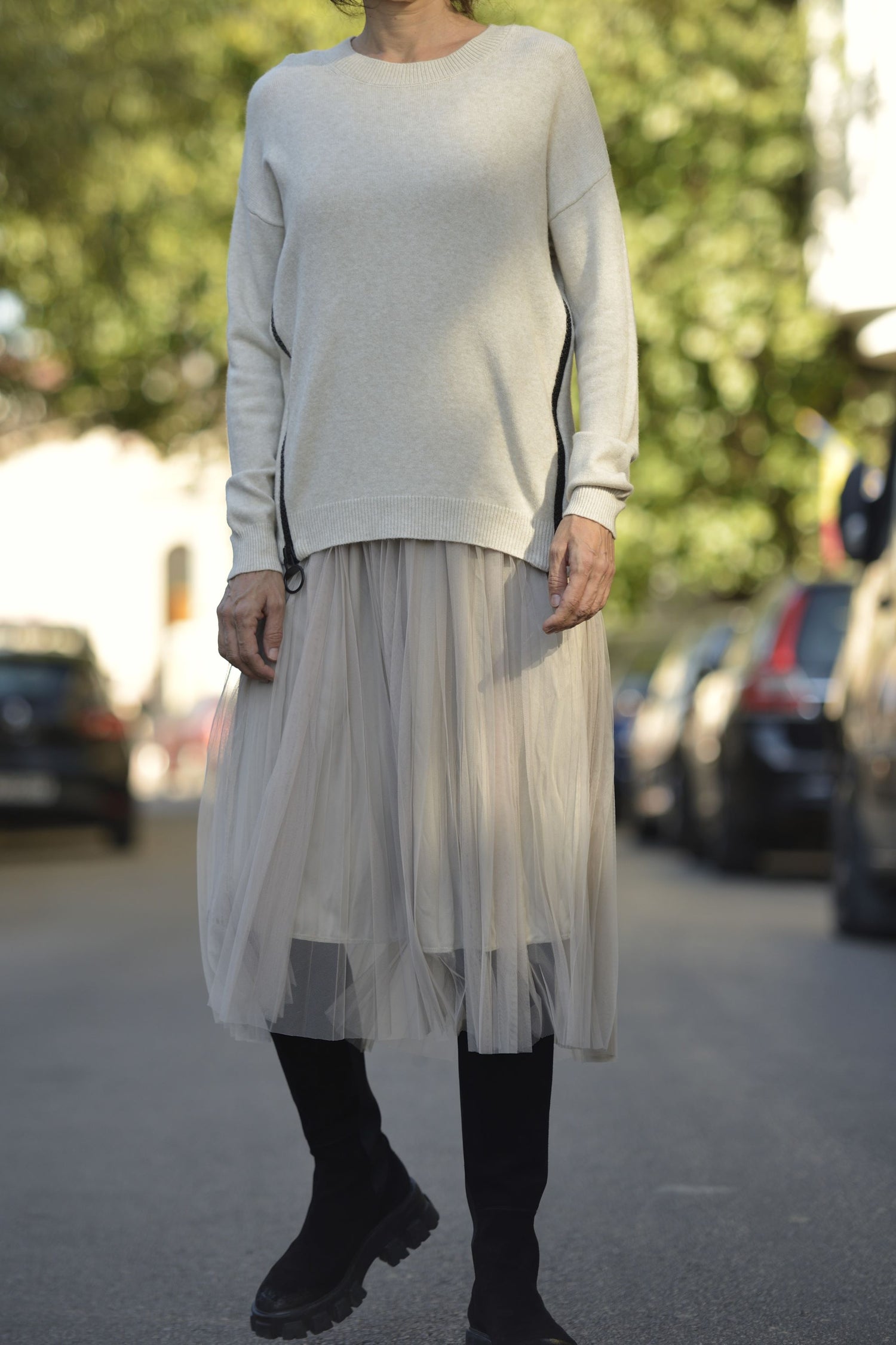 Detaliu material rochie 2 piese, pulover tricot și fustă tulle plisată
