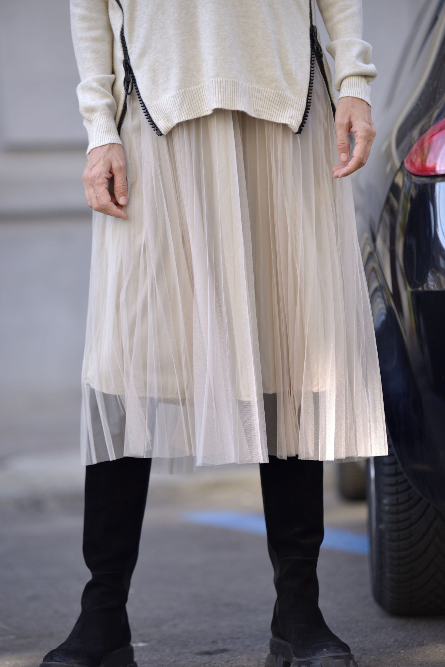 Set rochie 2 piese, pulover alb lejer și fustă tulle plisată neagră, vedere laterală