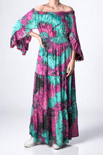 Rochie maxi boho cu umeri goi, în nuanțe turcoaz și fucsia, cu mâneci evazate