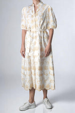 Rochie albă cambrată cu mâneci bufante și guler tip tunică, broderie aurie elegantă