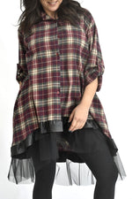 Prim-plan rochie tip cămașă în carouri bordo, cu nasturi și guler clasic, croială lejeră.