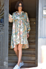 Ținută urbană cu rochie cămașă lejeră, imprimeu etnic și pantofi sport