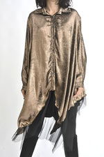 Rochie cămașă metalizată cu tul, purtată în ținută completă, design lejer și volum generos.