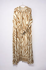 Rochie lungă tip cămașă, cu imprimeu zebra în nuanțe de maro și alb, croială lejeră și nasturi.