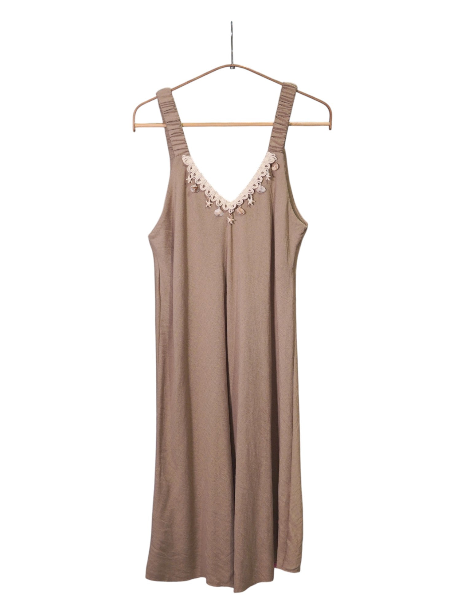 Rochie beige cu bretele elastice și decor cu scoici la decolteu.
