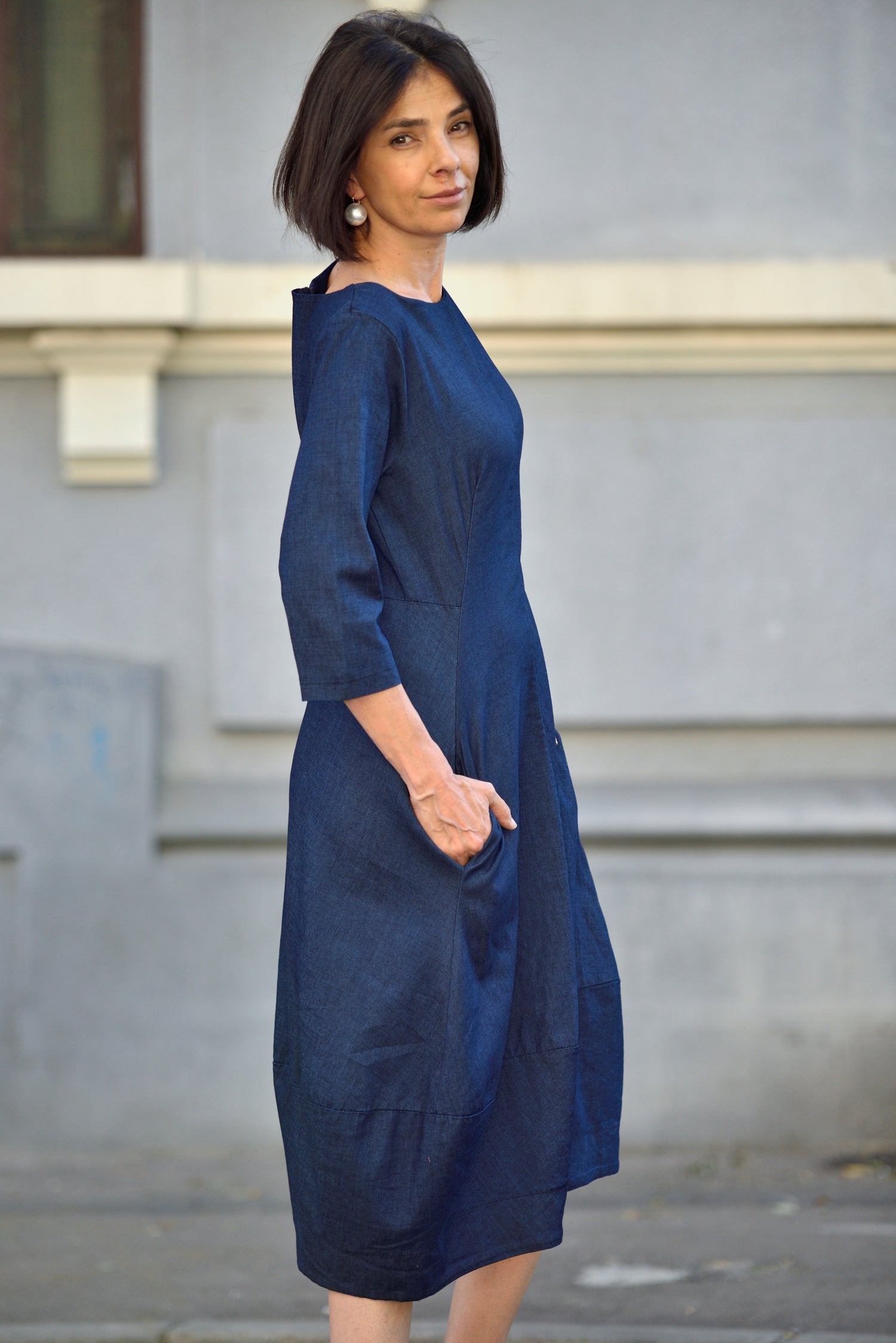 Rochie din denim bleumarin cu aspect minimalist și buzunare funcționale, captură laterală dreapta