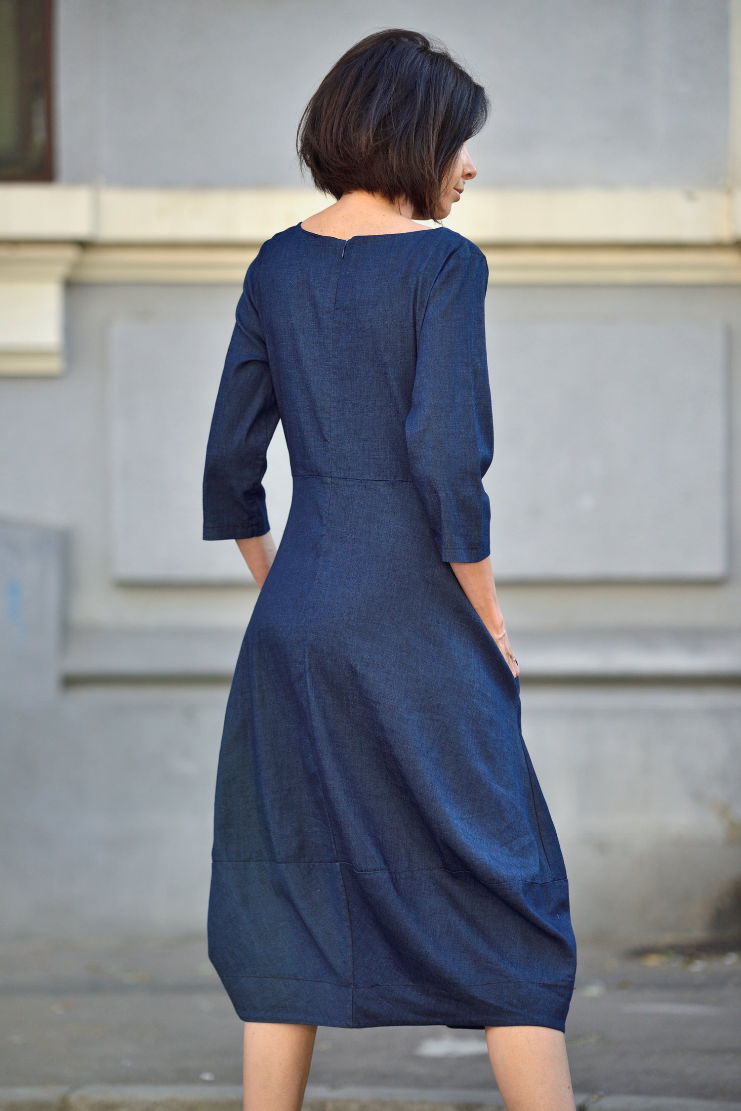 Rochie bleumarin din denim, cu vedere din spate, detaliu cusături și croială în A