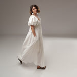 Rochie lungă albă din in și bumbac, cu umeri bufanți și croială lejeră, văzută din lateral