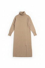 Rochie lungă bej din tricot elastic cu guler înalt și deschidere laterală