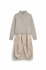 Rochie două piese cu tafta, în nuanță bej, compusă din pulover tricotat și rochie cu bretele.