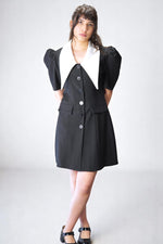 Rochie scurtă cu mâneci bufante și nasturi frontali, purtată de model