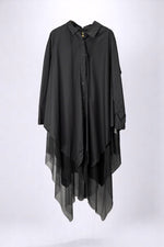 Rochie tip cămașă neagră, cu design asimetric și tul vaporos în partea inferioară