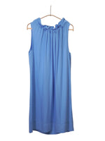 Rochie albastră fără mâneci, cu guler halter și fronseuri delicate în față