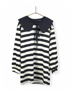 Rochie hanorac cu dungi alb-negru, guler mare contrastant și mâneci lungi, potrivită pentru un look casual-chic.