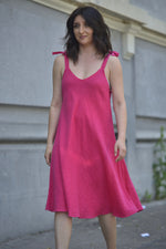 Rochie din in fucsia, bretele legate, cu decolteu în V