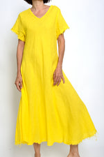 Rochie evazată galben intens din in, cu decolteu în V și mâneci scurte, vedere frontală