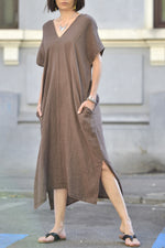 Vedere frontală a rochiei din in maro, cu mâneci scurte și textură naturală.