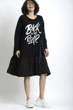 Vedere laterală a rochiei din jerse cu mâneci lungi și cădere fluidă.