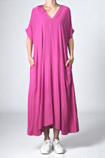 Rochie lungă, roz inchis, viscoză, cu decolteu în V și umeri căzuți, stil lejer și buzunare laterale.