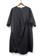 Rochie lejeră neagră cu cusături asimetrice, croială modernă și mâneci largi, brand Wendy Trendy