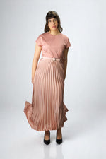 Rochie lungă elegantă Miraia, cu fustă plisată satinată nude și top lejer tip tricou, accesorizată cu curea subțire în talie