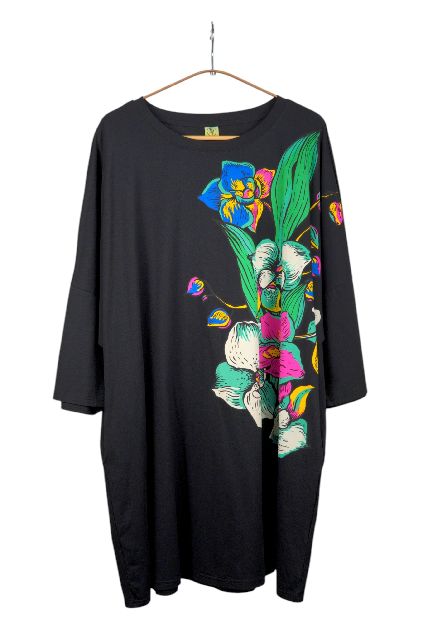 Rochie lungă neagră cu imprimeu floral viu colorat, mâneci largi și croială lejeră.