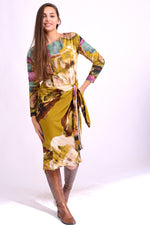 Rochie midi din bumbac cu imprimeu artistic galben și croială lejeră, purtată pe model.