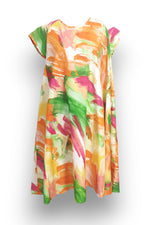 Rochie lejeră din bumbac cu croială în A, decorată cu imprimeu vibrant în nuanțe de portocaliu, verde crud, galben și fucsia, cu mâneci scurte și buzunare ascunse.