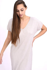 Detaliu bust al unei rochii midi drepte cu fir strălucitor și textură fină.