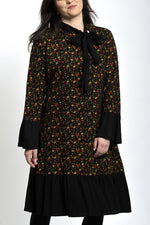 Rochie midi cu imprimeu floral și guler tip cravată, vedere frontală, croială lejeră cu volan la bază.