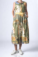 Rochie midi fără mâneci cu imprimeu artistic olive, curea bej și croială vaporoasă