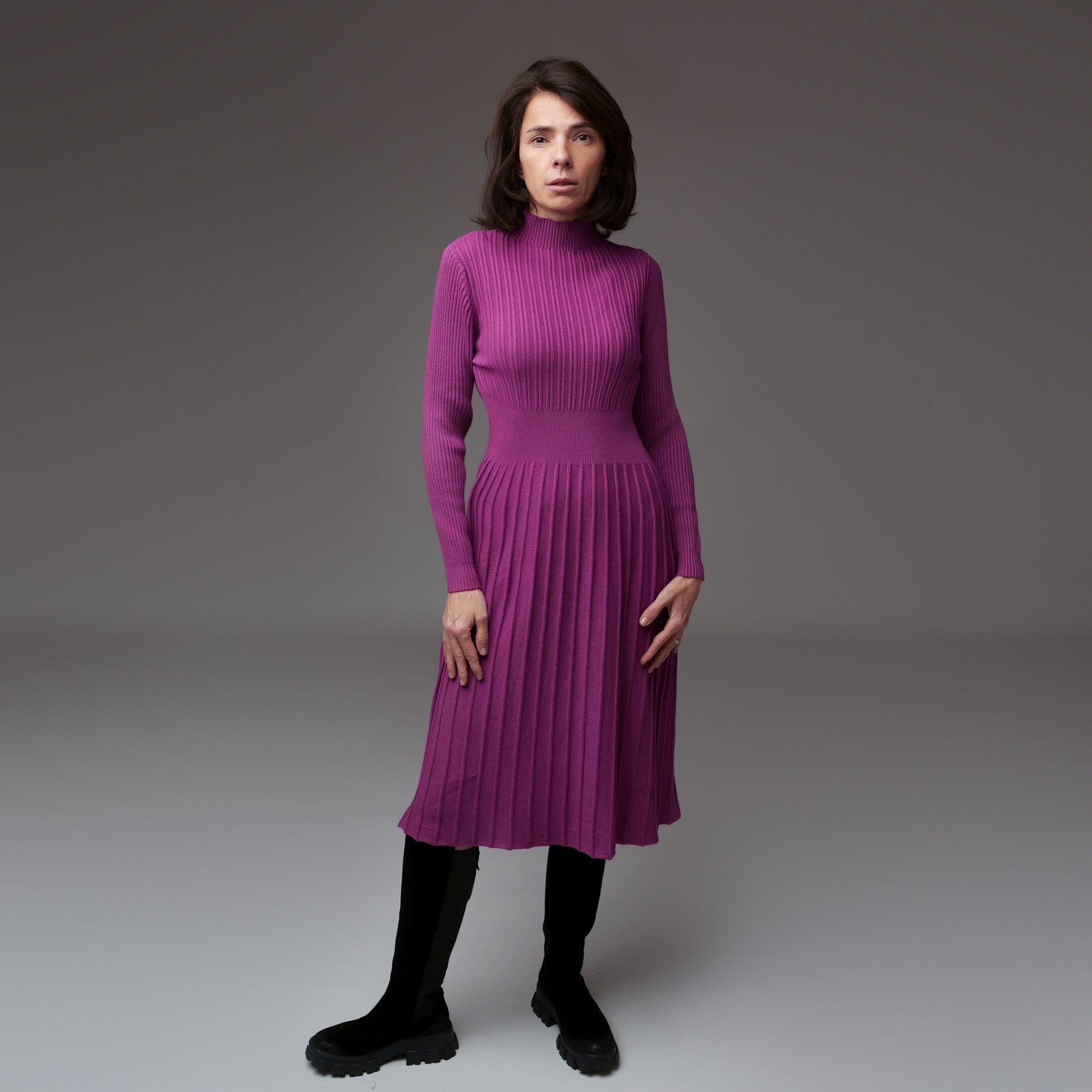 Rochie midi din tricot reiat, culoare viola, purtată de model, cu guler Perkins și mâneci lungi.