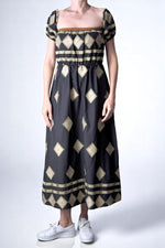 Rochie lungă neagră cu imprimeu bej, decolteu pătrat și mâneci scurte