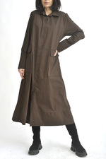 Rochie sarafan maro, cu mâneci lungi și nasturi pe toată lungimea, croială lejeră și tiv amplu.