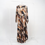 Rochie lungă din mătase satinată cu imprimeu abstract în tonuri de bej și maro