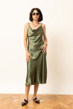 Rochie satinatã midi în nuanță verde, cu bretele subțiri și decolteu drapat, vedere din față.