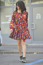 Detaliu al mânecii lungi cu imprimeu floral pe fundal deschis