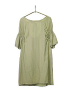 Rochie scurtă verzuie din viscoză, cu mâneci crețe și umeri căzuți, vedere frontală.