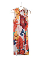 Rochie scurtă imprimată cu flori mari în nuanțe de roșu, galben și albastru, vedere din față