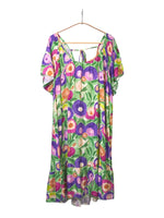 Rochie scurtă cu imprimeu floral colorat pe fundal verde, mâneci scurte raglan și decolteu rotund